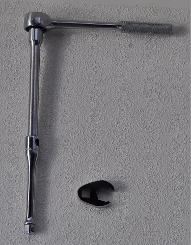 This combination of pieces allows you to work the plug at the bottom of the sump of the transmission.